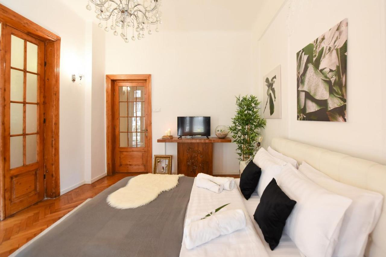 Vintage Elegance, Modern Comfort: 1Br Apartment Overlooking Calea Victoriei Bukarest Exterior foto