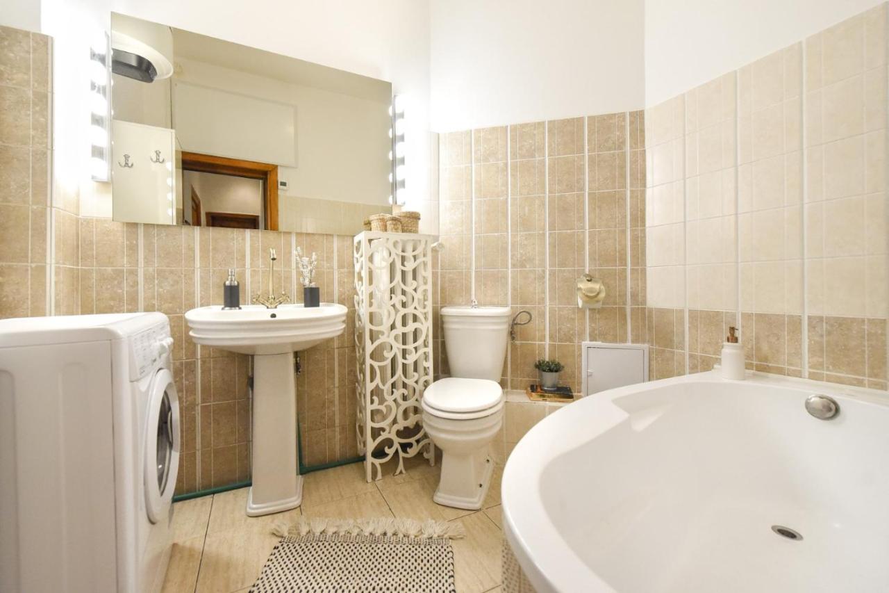 Vintage Elegance, Modern Comfort: 1Br Apartment Overlooking Calea Victoriei Bukarest Exterior foto